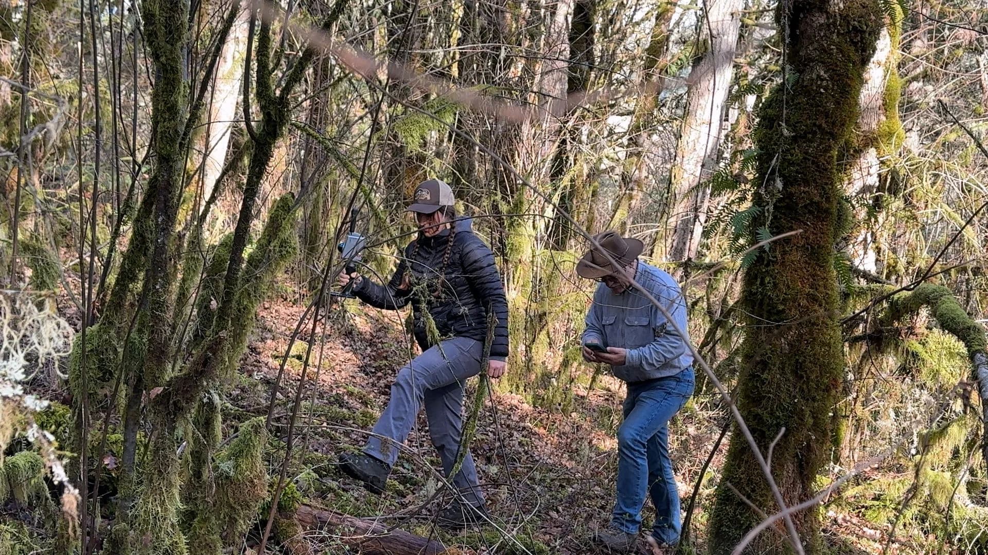 Forskare med FJD Trion-scanner i skog i Oregon